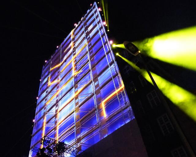 Die groß angekündigte Mapping-Show an der etwa 40 Meter hohen Leinwand beginnt.