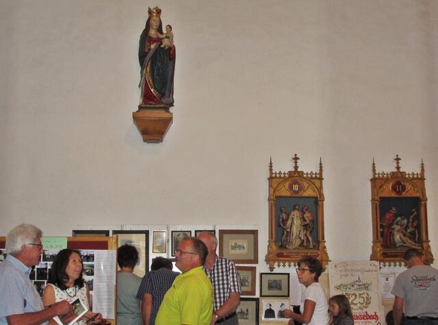 Jürgen Bromm zeigt einen Teil seiner umfangreichen Sammlung von Fotos, Dokumenten und Trachten in der Kirche.