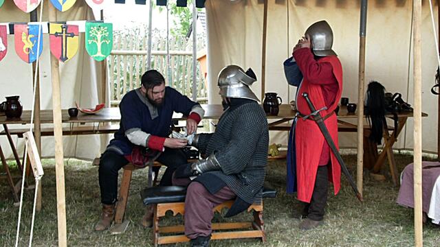 Die Ritter machen sich fertig zum Kampf - Burg Querfurt zum Historischen Burgfest am 16.6.2018 !