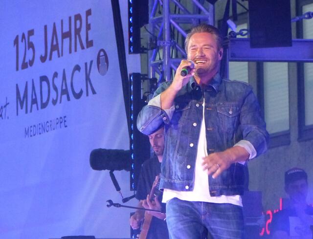 Sasha singt seinen Hit "Lucky day".