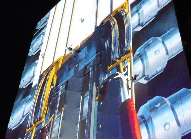 Die Lichtshow ist eindrucksvoll. So etwas in dieser Art hat Hannover noch nicht gesehen.