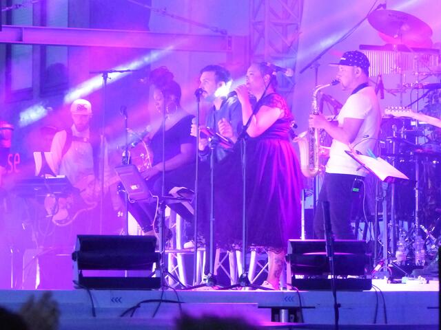 Die Band begleitet an diesem Abend alle Sänger.