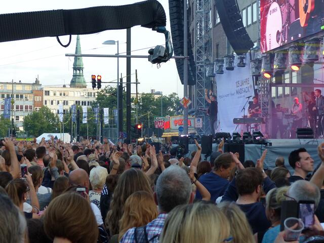 Die Party hat schon am Nachmittag begonnen.