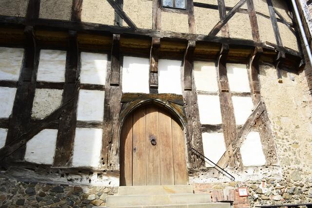 Burg Falkenstein, Innenhof, Nordseite, die Steinfundamente stammen aus dem 12. Jhd.