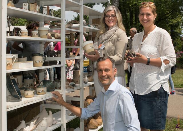 17. Friedberger Sonnwend-Töpfermarkt 2018- Im Bild Friedbergs Bürgermeister Roland Eichmann, Ulrike Sasse-Feile und Organisatorin Monika Kohlar (Verkehrsverein Friedberg)
