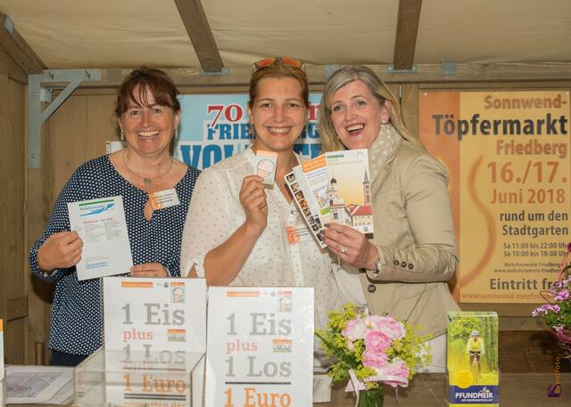 17. Friedberger Sonnwend-Töpfermarkt 2018 - Im Bild v.l.: Manuela Schneider, Monika Kohlar und Ulrike Sasse-Feile
