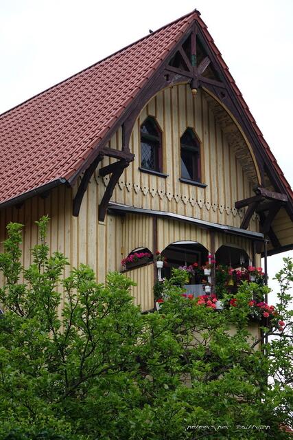 ..nicht alltägliche Hausfront....