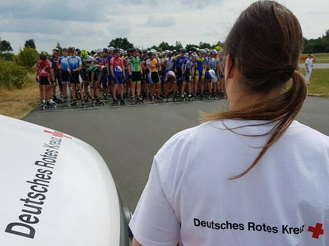 DRK-Rettungswagen und DRK-Sanitäterin bei Inline-Skate-Veranstaltung; © F. Hentschel/DRK Laatzen