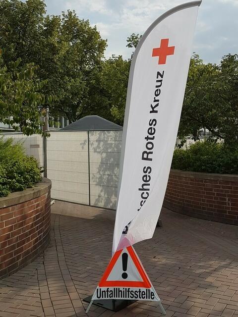 DRK-Beachflag mit Faltsignal "Unfallhilfsstelle"; © F. Hentschel/DRK Laatzen