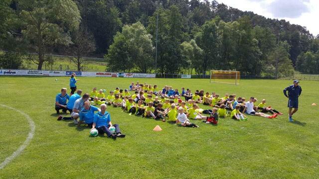 So geordnet geht's nicht lange zu beim Fußball-Camp auf dem Landauer Sportplatz. | Foto: TSV Landau