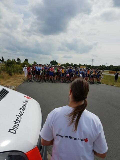 DRK-Rettungswagen und DRK-Sanitäterin bei Inline-Skate-Veranstaltung; © F. Hentschel/DRK Laatzen