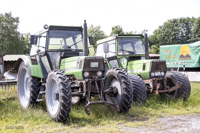 Zwei Deutz-Fahr-Traktoren