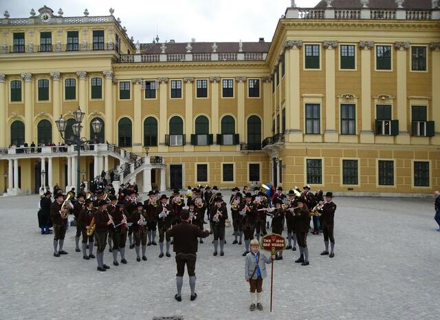 Österreichisches Blasmusikfest 2018 in Wien. Die Trachtenmusikkapelle Bad Vigaun, Salzburg, bei ihrem Auftritt im Ehrenhof des Schlosses Schönbrunn.