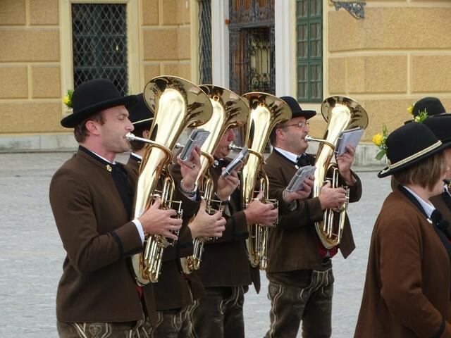 Österreichisches Blasmusikfest 2018 in Wien. Die Trachtenmusikkapelle Bad Vigaun, Salzburg, bei ihrem Auftritt im Ehrenhof des Schlosses Schönbrunn.