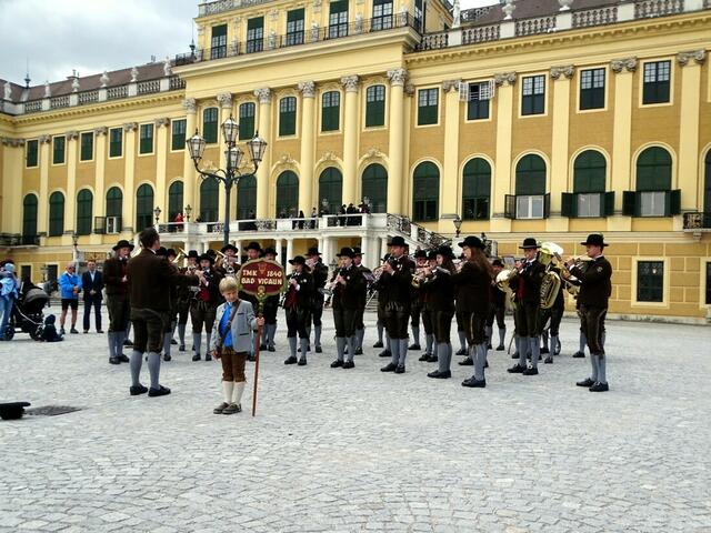 Österreichisches Blasmusikfest 2018 in Wien. Die Trachtenmusikkapelle Bad Vigaun, Salzburg, bei ihrem Auftritt im Ehrenhof des Schlosses Schönbrunn.