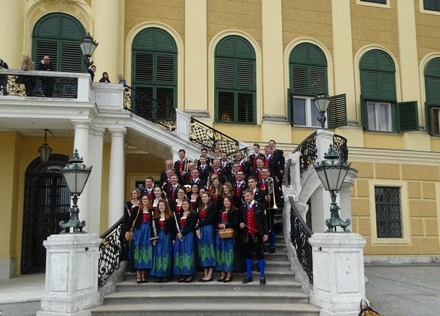 Österreichisches Blasmusikfest 2018 in Wien. Dieses ebenfalls am Festival teilnehmende Ensemble wurde gerade von seinem Chorleiter zum Foto fürs Vereinsarchiv zusammengestellt. Da hängte ich mich gleich mit dran.