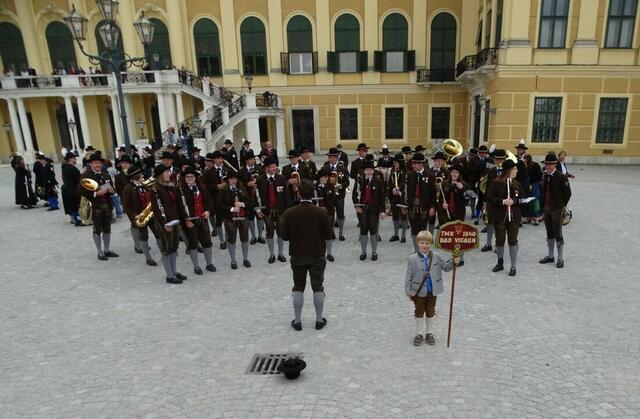 Österreichisches Blasmusikfest 2018 in Wien. Die Trachtenmusikkapelle Bad Vigaun, Salzburg, bei ihrem Auftritt im Ehrenhof des Schlosses Schönbrunn.