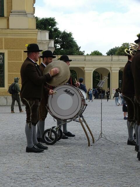 Österreichisches Blasmusikfest 2018 in Wien. Die Trachtenmusikkapelle Bad Vigaun, Salzburg, bei ihrem Auftritt im Ehrenhof des Schlosses Schönbrunn.