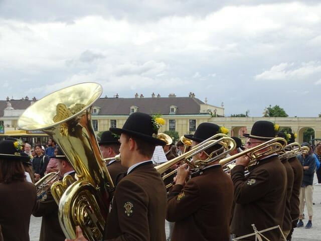 Österreichisches Blasmusikfest 2018 in Wien. Die Trachtenmusikkapelle Bad Vigaun, Salzburg, bei ihrem Auftritt im Ehrenhof des Schlosses Schönbrunn.