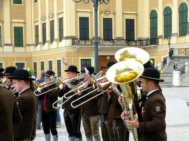 Österreichisches Blasmusikfest 2018 in Wien. Die Trachtenmusikkapelle Bad Vigaun, Salzburg, bei ihrem Auftritt im Ehrenhof des Schlosses Schönbrunn.