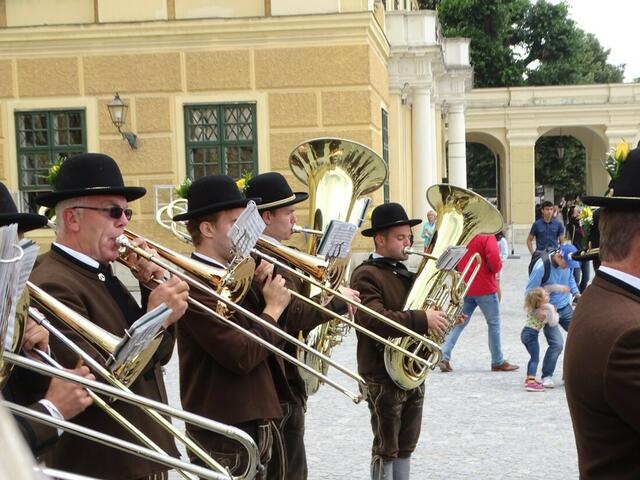 Österreichisches Blasmusikfest 2018 in Wien. Die Trachtenmusikkapelle Bad Vigaun, Salzburg, bei ihrem Auftritt im Ehrenhof des Schlosses Schönbrunn.