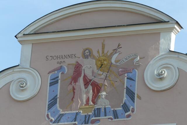 Johannes der Täufer als Sonnenuhr auf einem Gebäude in Holzen.