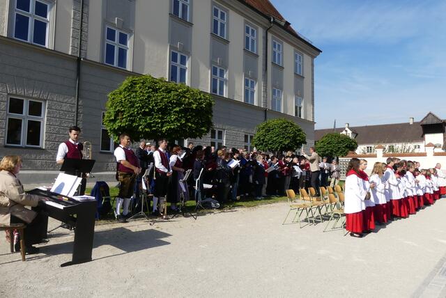 Die Kirchenchöre der Pfarreiengemeinschaft Nordendorf-Westendorf gestalteten unter der Leitung von Jürgen Siegert musikalisch die feierliche Eucharistie. An der Orgel saß Sabine Helber, die Bläser des Musikvereins Westendorf erfreuten mit ihren Beiträgen.