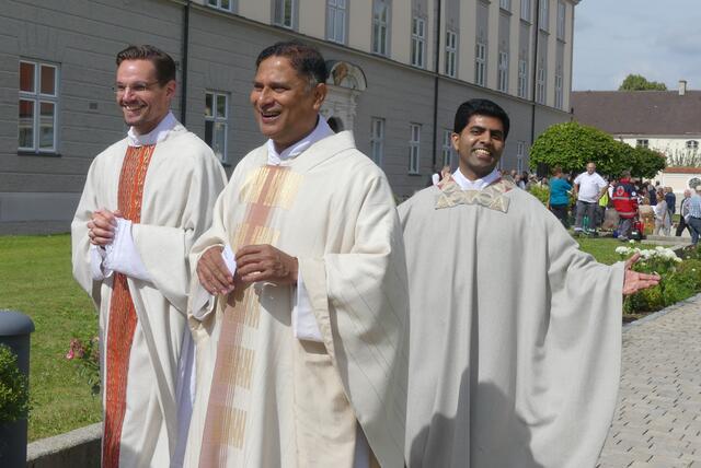 Fröhliche Gesichter bei den Priestern am Ende der feierlichen Eucharistie zum Patrozinium der Klosterkirche von Holzen.