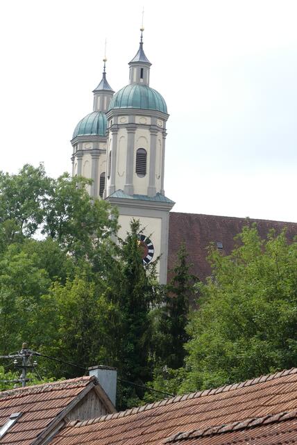 Ihre Türme ragen weit über das Schmuttertal hinaus: die Kirche von Kloster Holzen im Landkreis Augsburg.