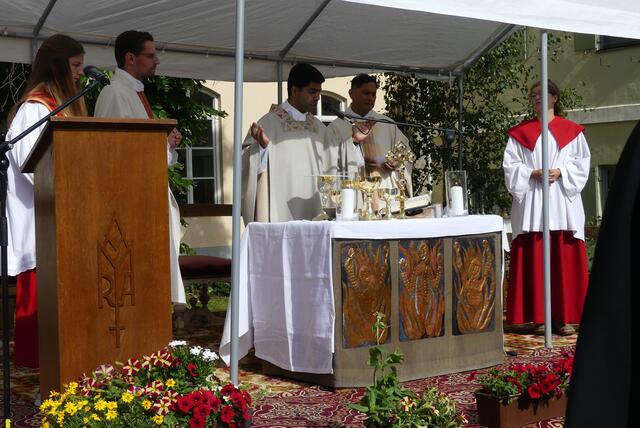 Pfarrer Konrad Maria Bestle, Hauptzelebrant Linson Thatill und Pfarrer Norman D´Souza (v.l.n.r.)  beim Gottesdienst unter freiem Himmel im Klosterhof.