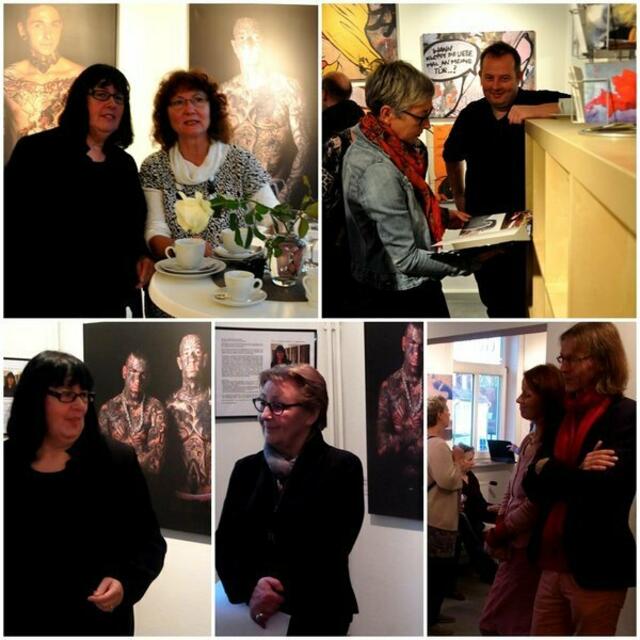 Kunstausstellung in der Galerie Marlies Kramski (mitte unten) Tattoo - Geschichten auf der Haut. Künstlerin Susanne Schumacher, Künstlerin Regine Schulze und Jens Nadler, Britta Nickel-Uhe, Stellvertr. Bürgermeisterin Christa Weilert-Penk.