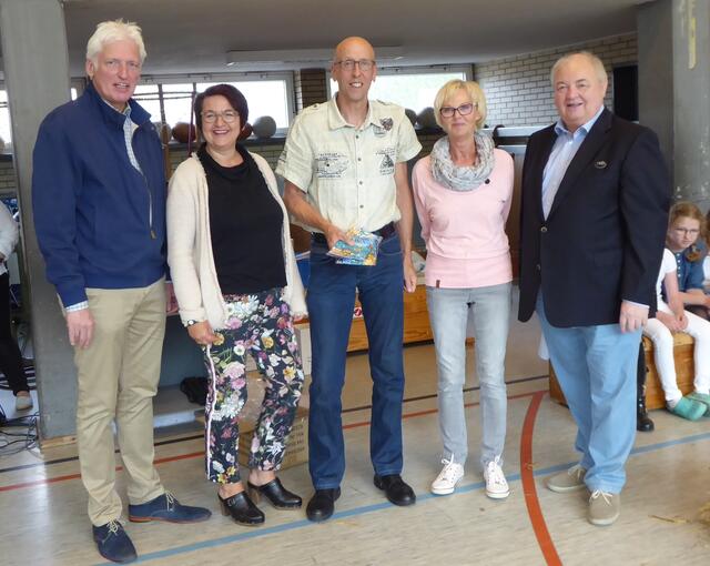 v.l. Garbsener Bürgermeister Christian Grahl, Rektorin Frau Hillermann, Pressesprecher Thorsten Lange vom SVWO, Lehrerin Frau Volkmer und Vorsitzender des RSB Joachim Brandt.