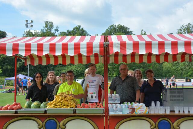 Die Aktionsgemeinschaft Neusäß versorgte die Läufer mit Obst und Wasser.