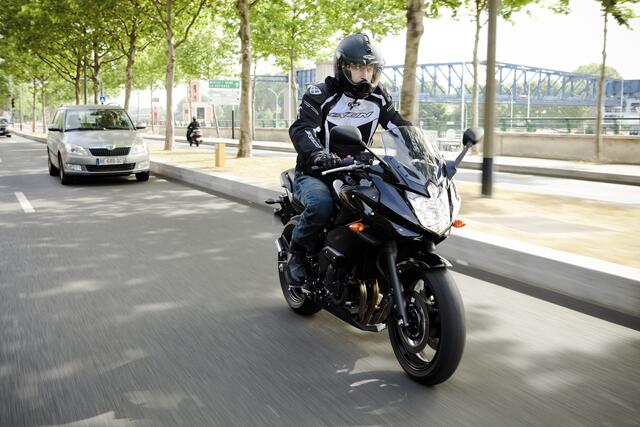 Besonders bei älteren Bikern besteht bei Dämmerung, ein höherer Lichtbedarf. | Foto: Philips/TRD Auto und Zweirad