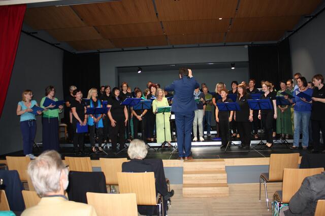 Inselmut und Kammerchorcalypso beim Gemeinschaftskonzert im IBL in Lutzingen