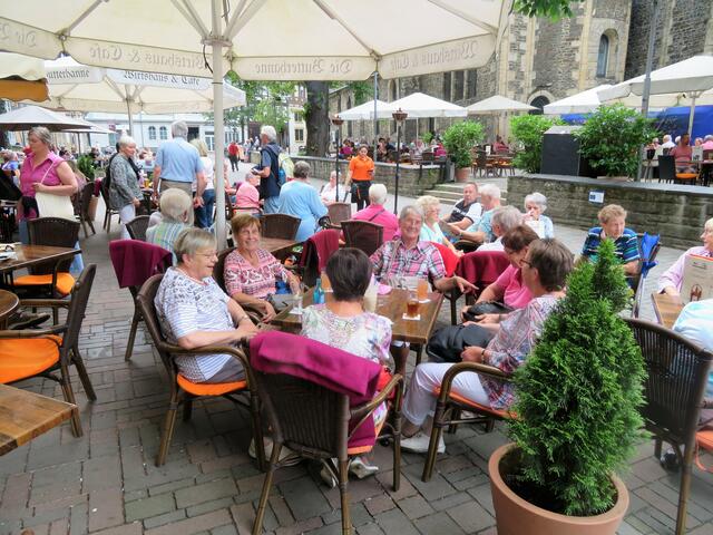 Wir warten auf das Essen in der Butterhanne.