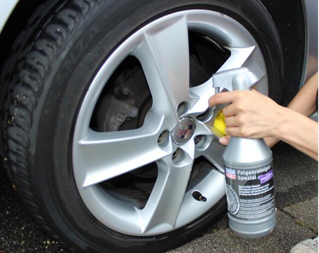 Inhaltsstoffe im Reiniger reagieren mit den metallhaltigen Schmutzbestandteilen. Sie verändern ihre Farbe. Das zeigt, sie wirken. Gleichzeitig lösen sie zuverlässig den Schmutz. | Foto: Liqui Moly/TRDmobil