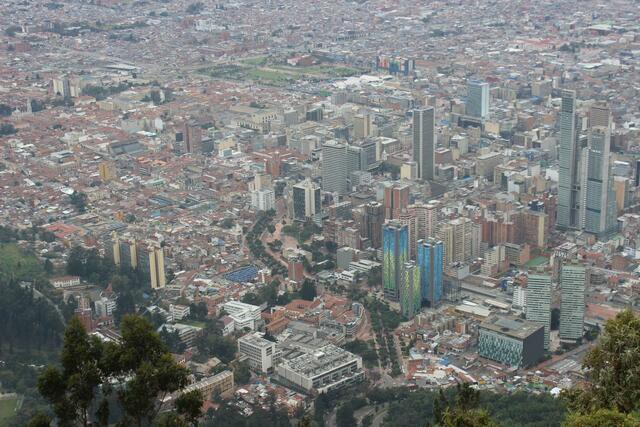 Ein diesiges Bogotá vom Hausberg Monserrate aus. (c) Michael Stauner