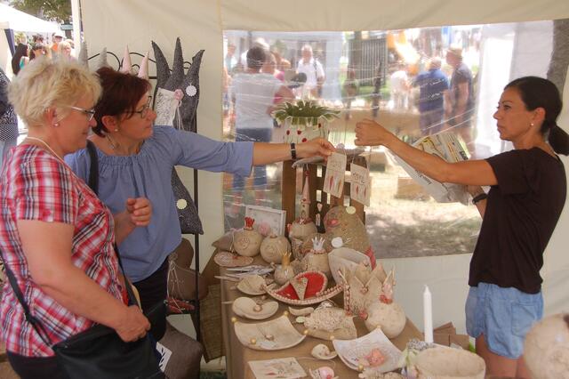 Gerne informieren die Künstler über ihre Produkte die interessierten Kunden beim Klosterhoffest in Thierhaupten.