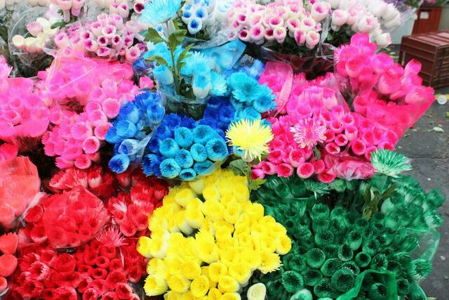 Auf dem Mercado Paloquemao gibt's nicht nur echte Blumen zu kaufen. (c) Michael Stauner