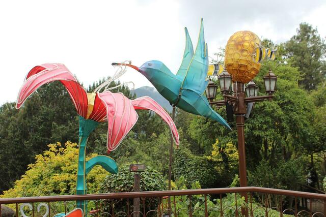 Kitschig: Auch ein Kolibri dient auf dem Monserrate als Deko. (c) Michael Stauner