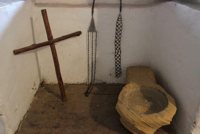 In der Klausur-Zelle von La Candelaria hängt eine inzwischen nicht mehr benutzte Geißel. (c) Michael Stauner