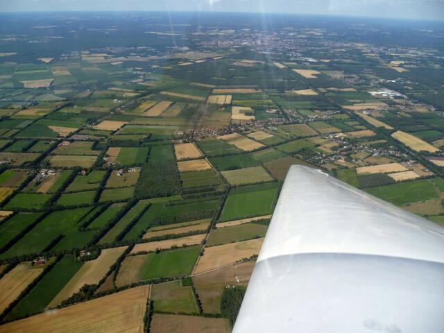 Auf  „1 Uhr“ Celle. Auf „5 Uhr“ der Segelflugplatz Burgdorf/Ehlershausen (teilweise durch die Tragfläche verdeckt).