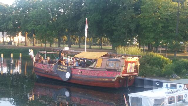 Goldene Yacht "Sehnsucht" - Holznachbau eines niederl. Plattenbodenschiffes aus dem 17. Jahrh.