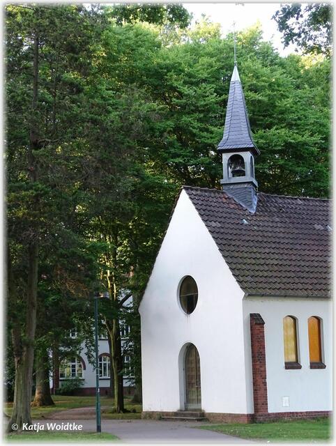 Abendspaziergang durch den Eichenpark - Kapelle (Foto: Katja Woidtke)