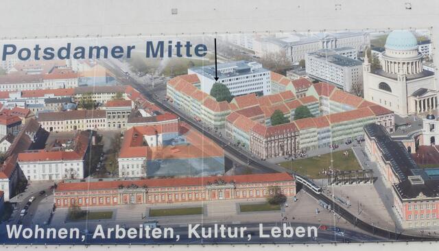 So ist die neue Bebaung geplant. Der Pfeil zeigt die weiße Ecke, die im Bild 3 und 5 am linken Bildrand ist.