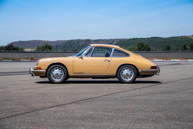 Mit dem 911 zog 1963 die Moderne bei Porsche ein. Die Karosserielinie ist auch bei den heutigen „Elfern“ erkennbar, sie ist das Markenzeichen des Modells. | Foto: Porsche /TRDmobil