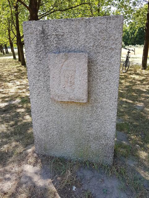 Die Granitplatte mit dem Bildnis der Friedensgöttin Kannon stammt aus der Pflasterung zwischen den Straßenbahnschienen in Hiroshima. Sie befand sich etwa 200 Meter nördlich des Explosionsortes der Atombombe, die am 6. April 1945 Uhr um 8:15 Uhr von den USA abgeworfen wurde. In insgesamt 180 dieser Granitplatten wurde später ein solches Bildnis eingemeißelt, die als Symbol der Sehnsucht nach immerwährendem Frieden gilt.