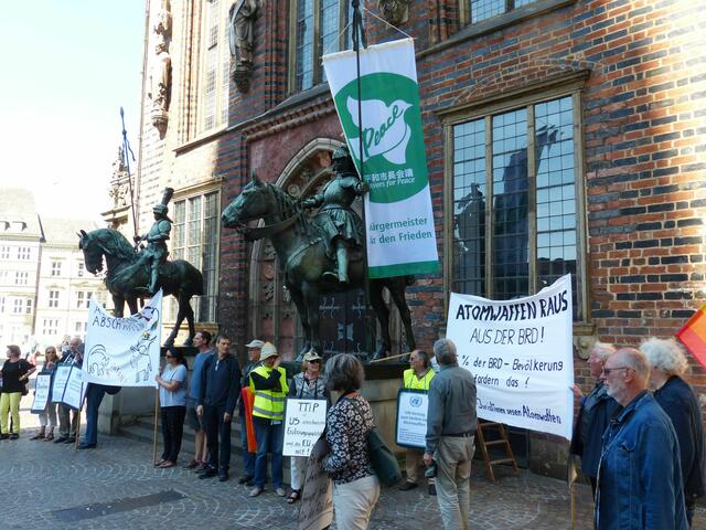 Friedensaktivisten am Bremer Rathaus:  „Herolde des Friedens fordern: Atomwaffen stoppen!“