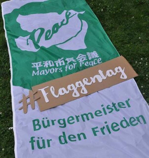 Die Flaggen der Mayors for Peace werden jedes Jahr am 8. Juli als Erinnerung an die völkerrechtliche Verpflichtung zur vollständigen Abrüstung aller Atomwaffen gehisst.